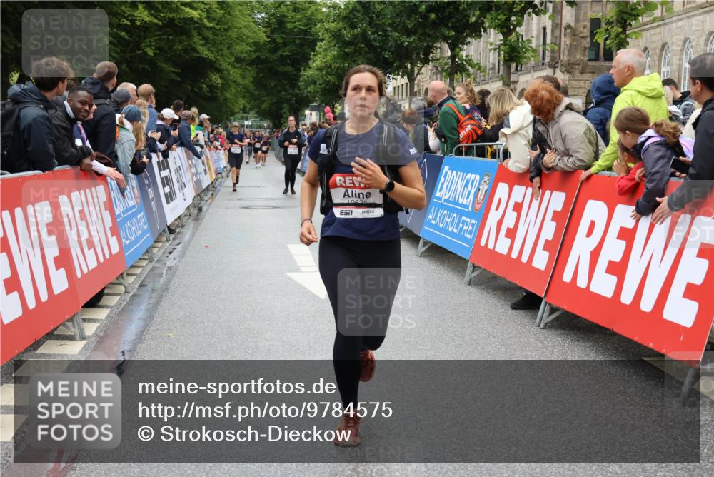 14.06.2026 - REWE Women's Run Strokosch-Dieckow http://msf.ph/oto/9784575 14.06.2026 10:02:54 Ziel 10181, 10639, 11110, 11201, 11448, 11469 meine-sportfotos.de
