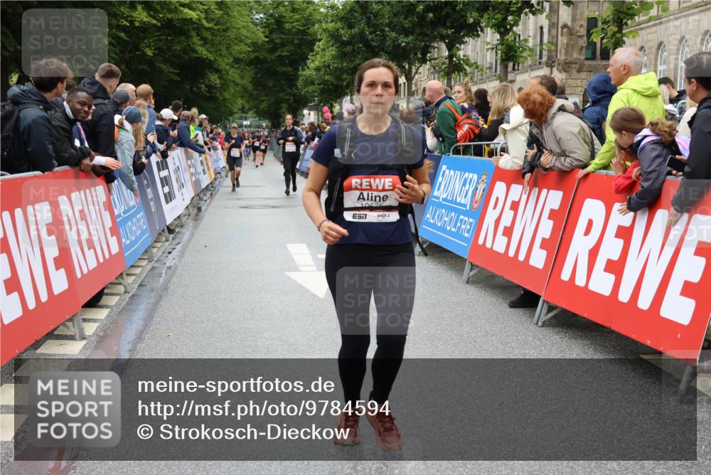 14.06.2026 - REWE Women's Run Strokosch-Dieckow http://msf.ph/oto/9784594 14.06.2026 10:02:54 Ziel 10181, 10639, 11110, 11201, 11448, 11469 meine-sportfotos.de