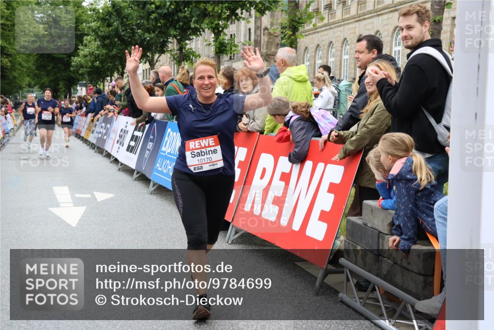 14.06.2026 - REWE Women's Run Strokosch-Dieckow http://msf.ph/oto/9784699 14.06.2026 10:03:05 Ziel 10170, 10631, 10753 meine-sportfotos.de