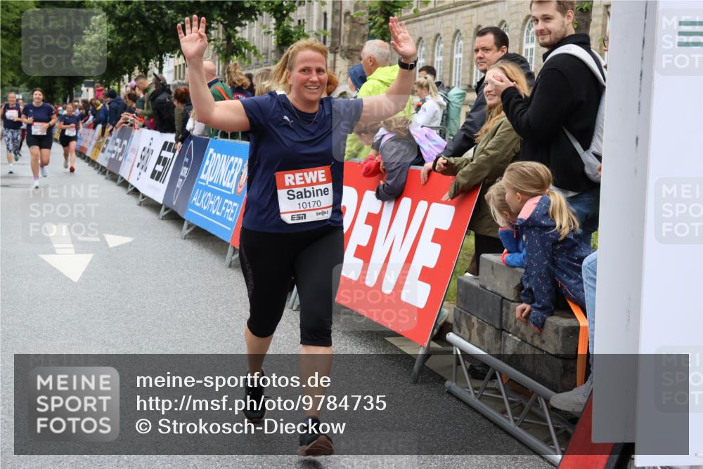 14.06.2026 - REWE Women's Run Strokosch-Dieckow http://msf.ph/oto/9784735 14.06.2026 10:03:05 Ziel 10170, 10631, 10753 meine-sportfotos.de