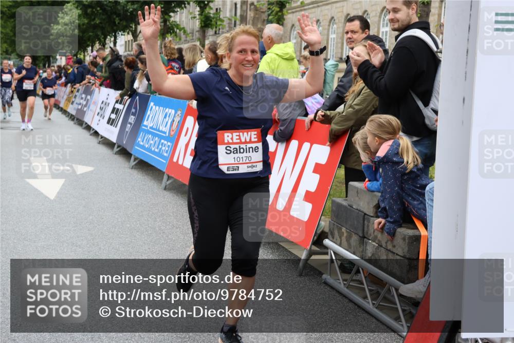 14.06.2026 - REWE Women's Run Strokosch-Dieckow http://msf.ph/oto/9784752 14.06.2026 10:03:05 Ziel 10170, 10631, 10753 meine-sportfotos.de