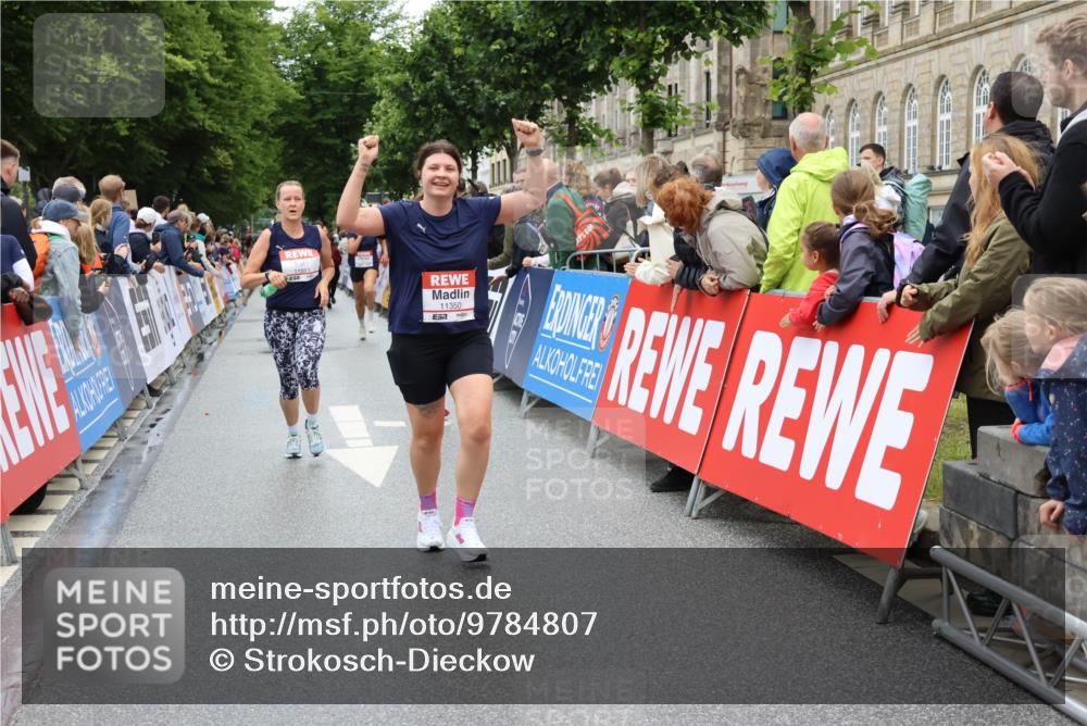 14.06.2026 - REWE Women's Run Strokosch-Dieckow http://msf.ph/oto/9784807 14.06.2026 10:03:10 Ziel 10029, 10170, 10224, 10510, 10631, 11350, 11523 meine-sportfotos.de