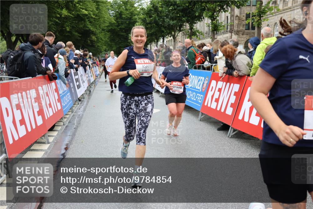 14.06.2026 - REWE Women's Run Strokosch-Dieckow http://msf.ph/oto/9784854 14.06.2026 10:03:11 Ziel 10029, 10170, 10224, 10510, 11350, 11523 meine-sportfotos.de