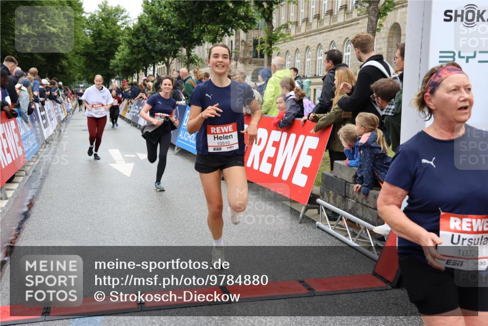 14.06.2026 - REWE Women's Run Strokosch-Dieckow http://msf.ph/oto/9784880 14.06.2026 10:03:14 Ziel 10029, 10224, 10510, 11208, 11350, 11444, 11523 meine-sportfotos.de