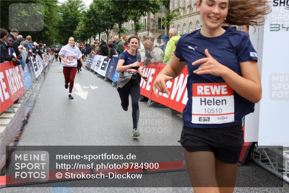 14.06.2026 - REWE Women's Run Strokosch-Dieckow http://msf.ph/oto/9784900 14.06.2026 10:03:14 Ziel 10029, 10224, 10510, 11208, 11350, 11444, 11523 meine-sportfotos.de