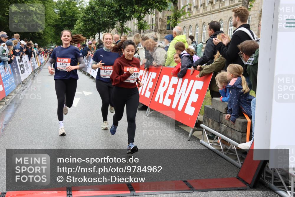14.06.2026 - REWE Women's Run Strokosch-Dieckow http://msf.ph/oto/9784962 14.06.2026 10:03:19 Ziel 10028, 10029, 10224, 10510, 10670, 10785, 11208, 11444, 11523 meine-sportfotos.de