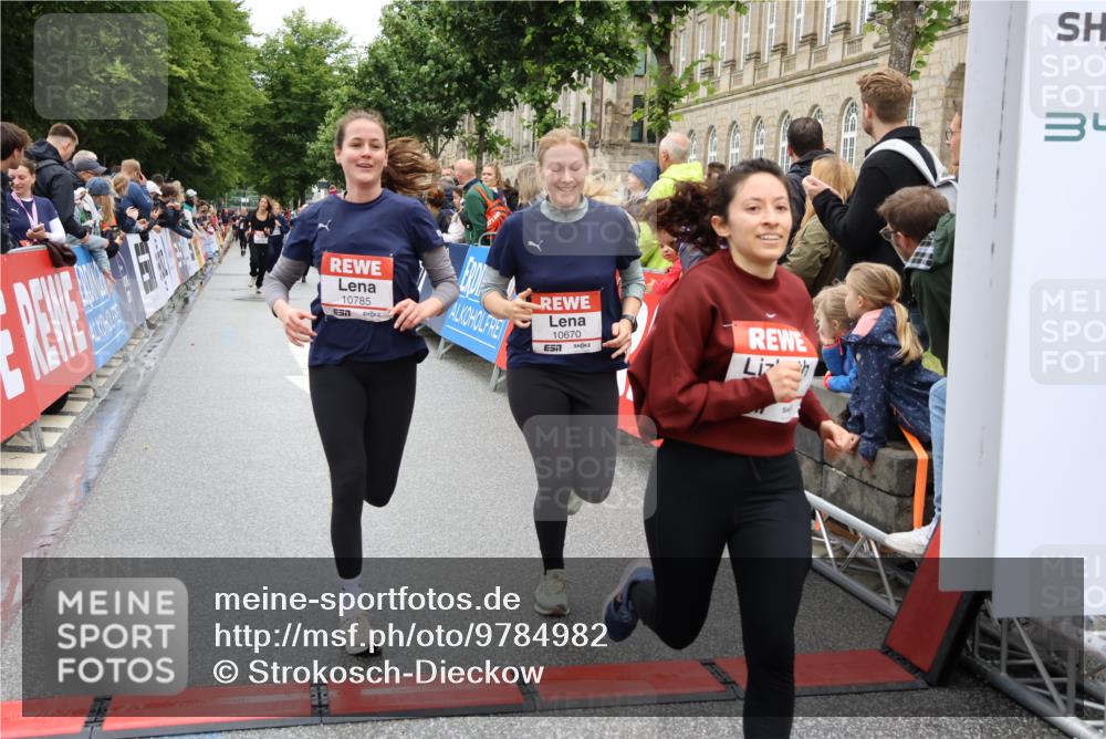 14.06.2026 - REWE Women's Run Strokosch-Dieckow http://msf.ph/oto/9784982 14.06.2026 10:03:20 Ziel 10028, 10029, 10224, 10510, 10670, 10785, 11208, 11444 meine-sportfotos.de