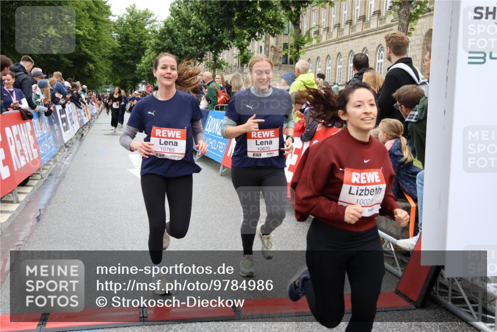 14.06.2026 - REWE Women's Run Strokosch-Dieckow http://msf.ph/oto/9784986 14.06.2026 10:03:20 Ziel 10028, 10029, 10224, 10510, 10670, 10785, 11208, 11444 meine-sportfotos.de