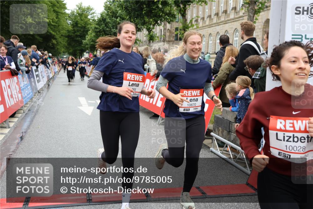 14.06.2026 - REWE Women's Run Strokosch-Dieckow http://msf.ph/oto/9785005 14.06.2026 10:03:20 Ziel 10028, 10029, 10224, 10510, 10670, 10785, 11208, 11444 meine-sportfotos.de