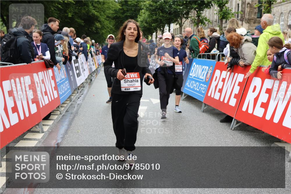 14.06.2026 - REWE Women's Run Strokosch-Dieckow http://msf.ph/oto/9785010 14.06.2026 10:03:26 Ziel 10026, 10028, 10323, 10421, 10527, 10652, 10670, 10785, 11366 meine-sportfotos.de