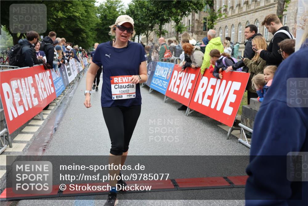 14.06.2026 - REWE Women's Run Strokosch-Dieckow http://msf.ph/oto/9785077 14.06.2026 10:03:29 Ziel 10026, 10323, 10421, 10527, 10549, 10647, 10652, 11366 meine-sportfotos.de