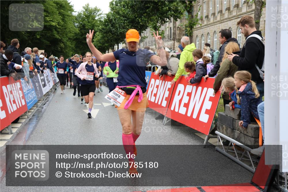14.06.2026 - REWE Women's Run Strokosch-Dieckow http://msf.ph/oto/9785180 14.06.2026 10:03:42 Ziel 10032, 10268, 10483, 10528, 10529, 10938, 10953, 10983, 11158, 11243 meine-sportfotos.de