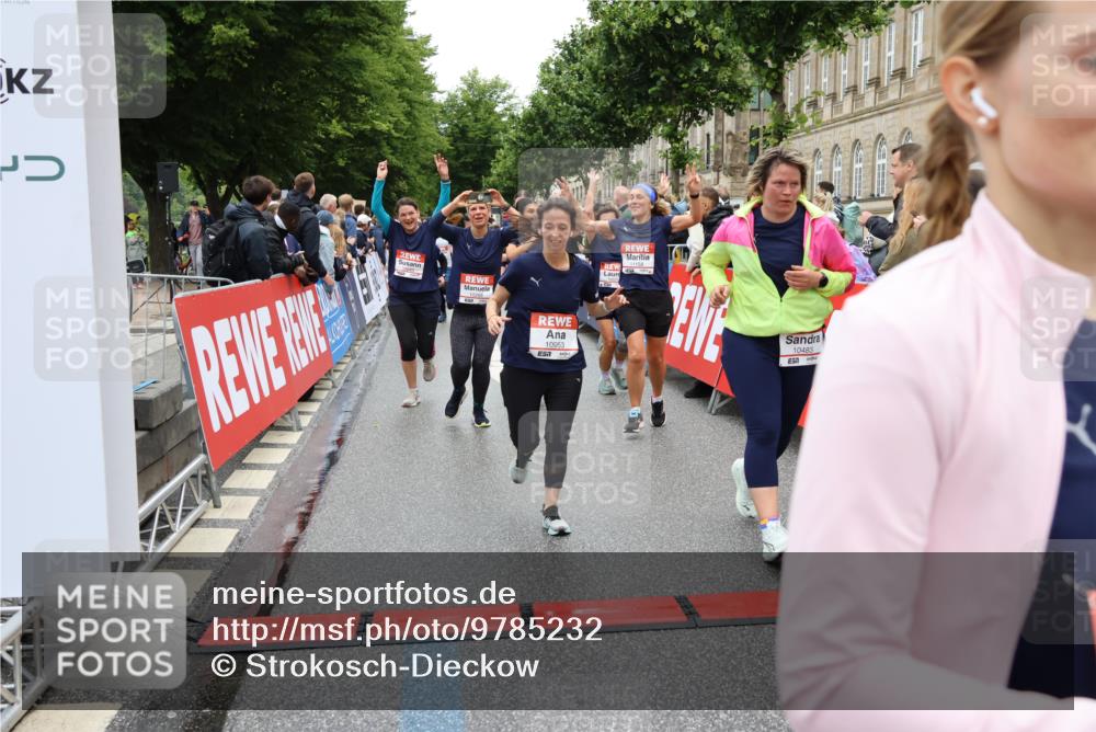 14.06.2026 - REWE Women's Run Strokosch-Dieckow http://msf.ph/oto/9785232 14.06.2026 10:03:45 Ziel 10268, 10375, 10483, 10528, 10529, 10683, 10724, 10750, 10898, 10938, 10953, 10983, 11158, 11243, 11288, 11377, 11397, 11531 meine-sportfotos.de