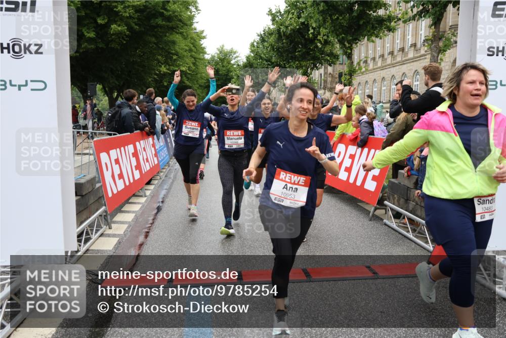 14.06.2026 - REWE Women's Run Strokosch-Dieckow http://msf.ph/oto/9785254 14.06.2026 10:03:45 Ziel 10268, 10375, 10483, 10528, 10529, 10683, 10724, 10750, 10898, 10938, 10953, 10983, 11158, 11243, 11288, 11377, 11397, 11531 meine-sportfotos.de