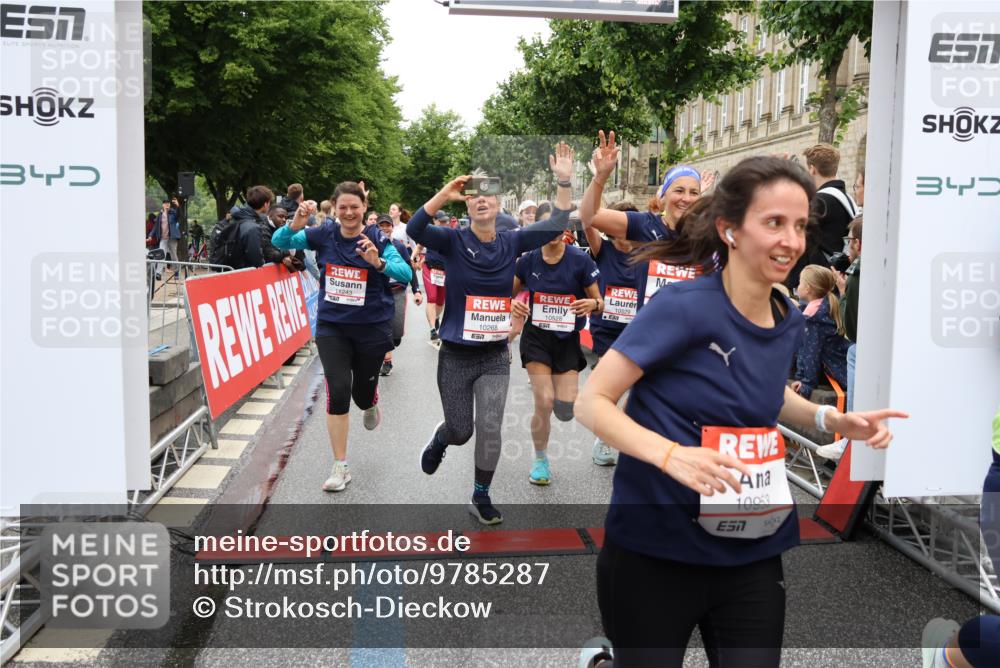 14.06.2026 - REWE Women's Run Strokosch-Dieckow http://msf.ph/oto/9785287 14.06.2026 10:03:46 Ziel 10268, 10375, 10483, 10528, 10529, 10683, 10724, 10750, 10898, 10938, 10953, 10983, 11115, 11158, 11243, 11288, 11310, 11377, 11397, 11531 meine-sportfotos.de