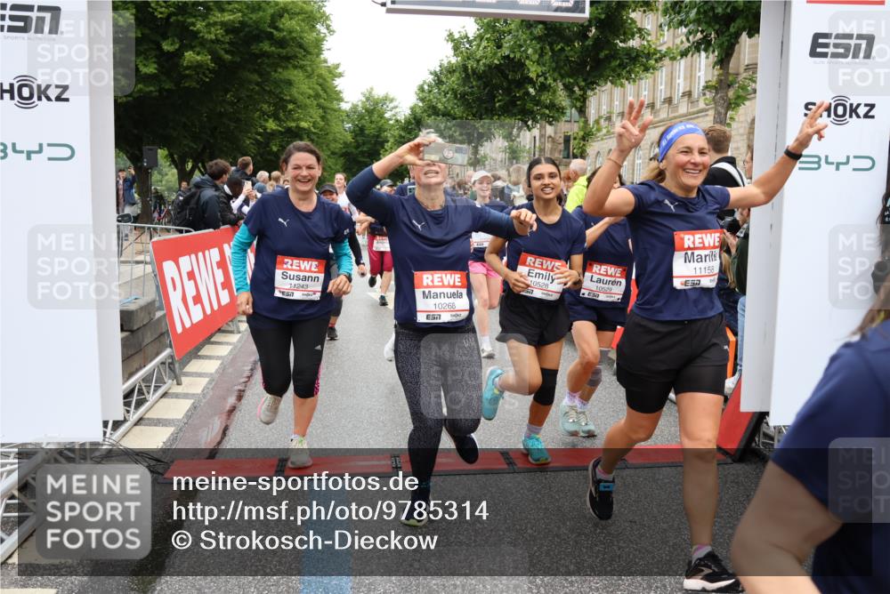 14.06.2026 - REWE Women's Run Strokosch-Dieckow http://msf.ph/oto/9785314 14.06.2026 10:03:46 Ziel 10268, 10375, 10483, 10528, 10529, 10683, 10724, 10750, 10898, 10938, 10953, 10983, 11115, 11158, 11243, 11288, 11310, 11377, 11397, 11531 meine-sportfotos.de