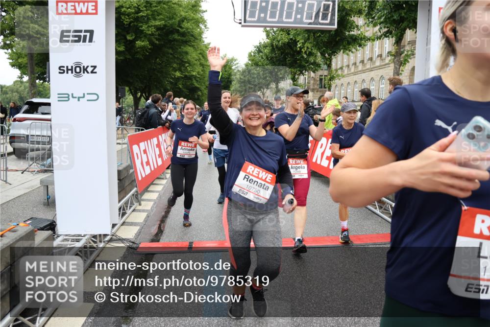 14.06.2026 - REWE Women's Run Strokosch-Dieckow http://msf.ph/oto/9785319 14.06.2026 10:03:48 Ziel 10017, 10268, 10375, 10483, 10528, 10529, 10551, 10683, 10724, 10750, 10898, 10931, 10938, 10953, 10983, 11115, 11158, 11243, 11288, 11310, 11377, 11397, 11531 meine-sportfotos.de