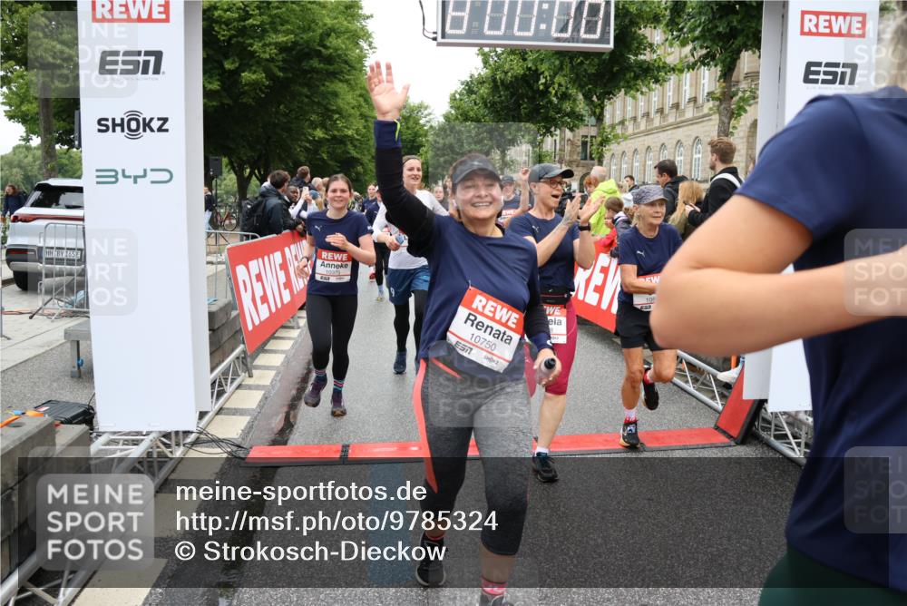 14.06.2026 - REWE Women's Run Strokosch-Dieckow http://msf.ph/oto/9785324 14.06.2026 10:03:48 Ziel 10017, 10268, 10375, 10483, 10528, 10529, 10551, 10683, 10724, 10750, 10898, 10931, 10938, 10953, 10983, 11115, 11158, 11243, 11288, 11310, 11377, 11397, 11531 meine-sportfotos.de