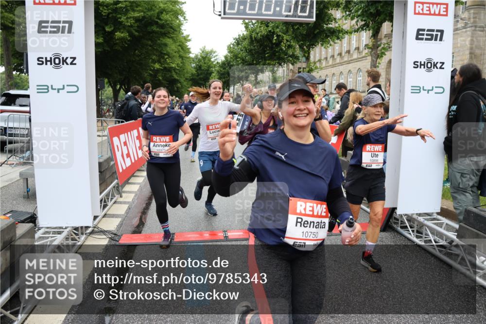 14.06.2026 - REWE Women's Run Strokosch-Dieckow http://msf.ph/oto/9785343 14.06.2026 10:03:48 Ziel 10017, 10268, 10375, 10483, 10528, 10529, 10551, 10683, 10724, 10750, 10898, 10931, 10938, 10953, 10983, 11115, 11158, 11243, 11288, 11310, 11377, 11397, 11531 meine-sportfotos.de