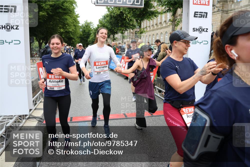 14.06.2026 - REWE Women's Run Strokosch-Dieckow http://msf.ph/oto/9785347 14.06.2026 10:03:49 Ziel 10017, 10268, 10375, 10483, 10528, 10529, 10551, 10683, 10724, 10750, 10798, 10898, 10931, 10938, 10953, 10983, 11115, 11158, 11243, 11254, 11288, 11310, 11377, 11397, 11531 meine-sportfotos.de