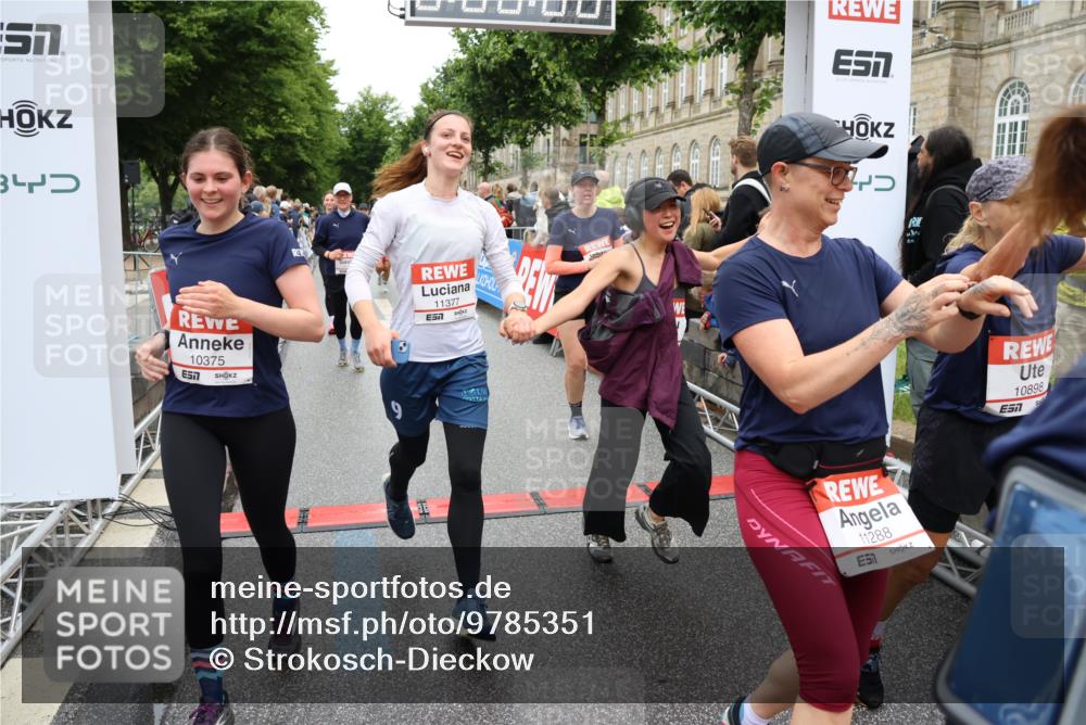 14.06.2026 - REWE Women's Run Strokosch-Dieckow http://msf.ph/oto/9785351 14.06.2026 10:03:49 Ziel 10017, 10268, 10375, 10483, 10528, 10529, 10551, 10683, 10724, 10750, 10798, 10898, 10931, 10938, 10953, 10983, 11115, 11158, 11243, 11254, 11288, 11310, 11377, 11397, 11531 meine-sportfotos.de