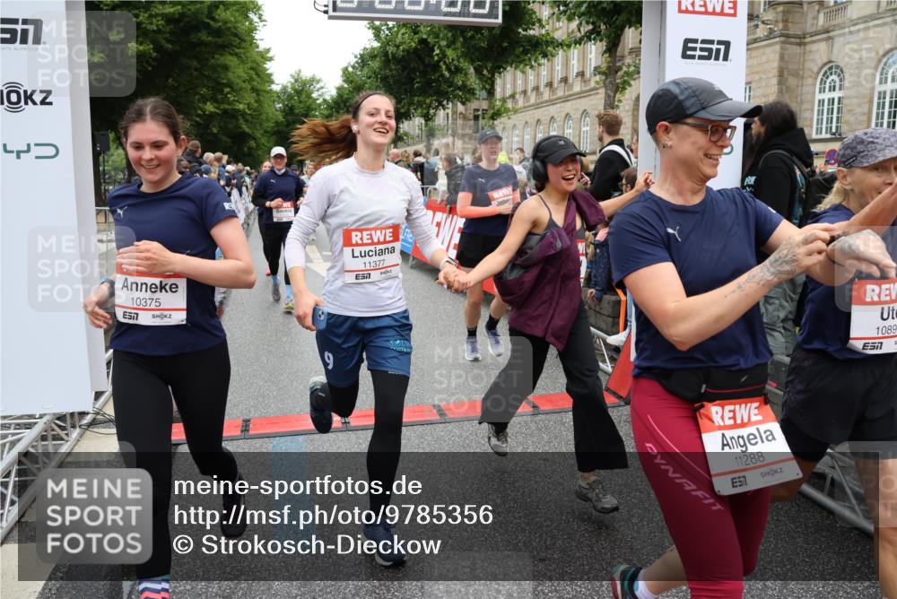14.06.2026 - REWE Women's Run Strokosch-Dieckow http://msf.ph/oto/9785356 14.06.2026 10:03:49 Ziel 10017, 10268, 10375, 10483, 10528, 10529, 10551, 10683, 10724, 10750, 10798, 10898, 10931, 10938, 10953, 10983, 11115, 11158, 11243, 11254, 11288, 11310, 11377, 11397, 11531 meine-sportfotos.de