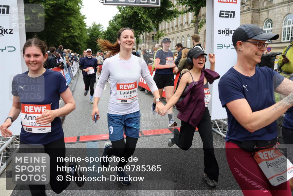 14.06.2026 - REWE Women's Run Strokosch-Dieckow http://msf.ph/oto/9785365 14.06.2026 10:03:49 Ziel 10017, 10268, 10375, 10483, 10528, 10529, 10551, 10683, 10724, 10750, 10798, 10898, 10931, 10938, 10953, 10983, 11115, 11158, 11243, 11254, 11288, 11310, 11377, 11397, 11531 meine-sportfotos.de