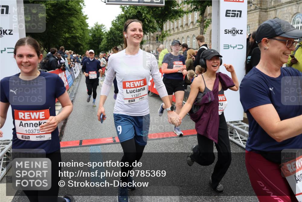 14.06.2026 - REWE Women's Run Strokosch-Dieckow http://msf.ph/oto/9785369 14.06.2026 10:03:49 Ziel 10017, 10268, 10375, 10483, 10528, 10529, 10551, 10683, 10724, 10750, 10798, 10898, 10931, 10938, 10953, 10983, 11115, 11158, 11243, 11254, 11288, 11310, 11377, 11397, 11531 meine-sportfotos.de