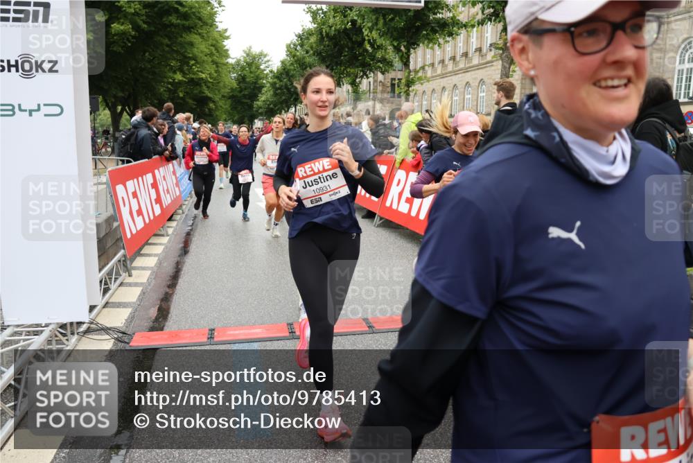 14.06.2026 - REWE Women's Run Strokosch-Dieckow http://msf.ph/oto/9785413 14.06.2026 10:03:52 Ziel 10017, 10268, 10375, 10441, 10483, 10528, 10529, 10551, 10683, 10724, 10750, 10798, 10898, 10931, 10953, 11006, 11115, 11158, 11243, 11254, 11288, 11310, 11377, 11397, 11402, 11442, 11531 meine-sportfotos.de