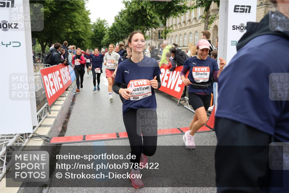 14.06.2026 - REWE Women's Run Strokosch-Dieckow http://msf.ph/oto/9785422 14.06.2026 10:03:52 Ziel 10017, 10268, 10375, 10441, 10483, 10528, 10529, 10551, 10683, 10724, 10750, 10798, 10898, 10931, 10953, 11006, 11115, 11158, 11243, 11254, 11288, 11310, 11377, 11397, 11402, 11442, 11531 meine-sportfotos.de