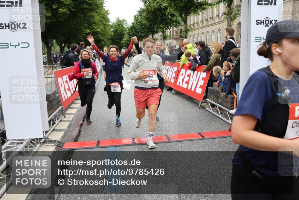 14.06.2026 - REWE Women's Run Strokosch-Dieckow http://msf.ph/oto/9785426 14.06.2026 10:03:53 Ziel 10011, 10017, 10268, 10375, 10441, 10483, 10528, 10529, 10551, 10683, 10724, 10750, 10798, 10898, 10931, 10953, 11006, 11115, 11158, 11243, 11254, 11288, 11310, 11377, 11397, 11402, 11442, 11531 meine-sportfotos.de