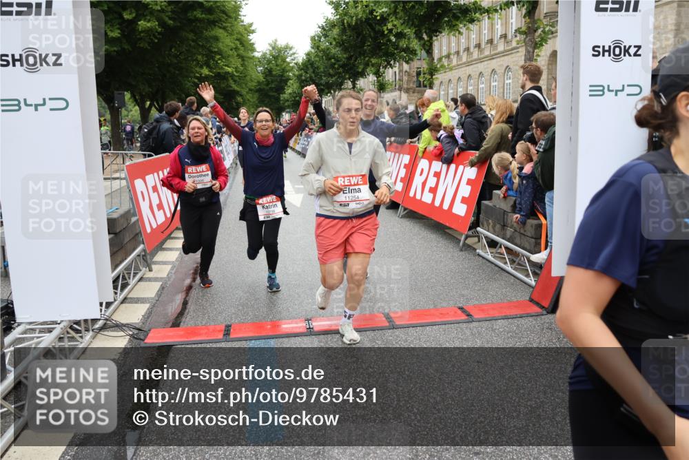 14.06.2026 - REWE Women's Run Strokosch-Dieckow http://msf.ph/oto/9785431 14.06.2026 10:03:53 Ziel 10011, 10017, 10268, 10375, 10441, 10483, 10528, 10529, 10551, 10683, 10724, 10750, 10798, 10898, 10931, 10953, 11006, 11115, 11158, 11243, 11254, 11288, 11310, 11377, 11397, 11402, 11442, 11531 meine-sportfotos.de