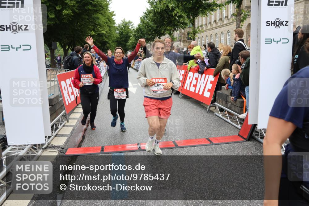 14.06.2026 - REWE Women's Run Strokosch-Dieckow http://msf.ph/oto/9785437 14.06.2026 10:03:53 Ziel 10011, 10017, 10268, 10375, 10441, 10483, 10528, 10529, 10551, 10683, 10724, 10750, 10798, 10898, 10931, 10953, 11006, 11115, 11158, 11243, 11254, 11288, 11310, 11377, 11397, 11402, 11442, 11531 meine-sportfotos.de