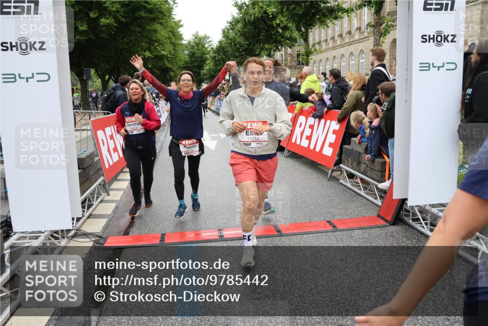14.06.2026 - REWE Women's Run Strokosch-Dieckow http://msf.ph/oto/9785442 14.06.2026 10:03:53 Ziel 10011, 10017, 10268, 10375, 10441, 10483, 10528, 10529, 10551, 10683, 10724, 10750, 10798, 10898, 10931, 10953, 11006, 11115, 11158, 11243, 11254, 11288, 11310, 11377, 11397, 11402, 11442, 11531 meine-sportfotos.de