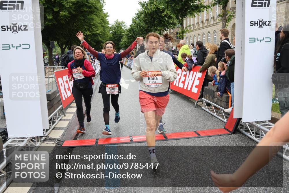 14.06.2026 - REWE Women's Run Strokosch-Dieckow http://msf.ph/oto/9785447 14.06.2026 10:03:54 Ziel 10011, 10013, 10017, 10268, 10375, 10441, 10528, 10529, 10551, 10683, 10724, 10750, 10798, 10898, 10931, 11006, 11115, 11243, 11254, 11288, 11310, 11377, 11397, 11402, 11442, 11531 meine-sportfotos.de