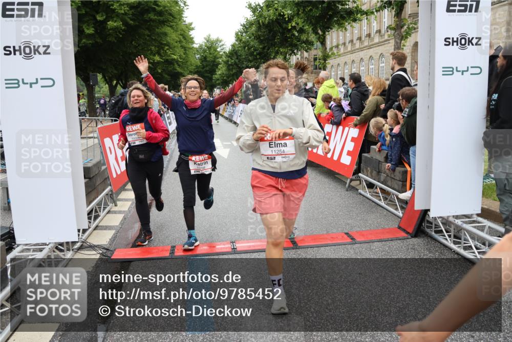 14.06.2026 - REWE Women's Run Strokosch-Dieckow http://msf.ph/oto/9785452 14.06.2026 10:03:54 Ziel 10011, 10013, 10017, 10268, 10375, 10441, 10528, 10529, 10551, 10683, 10724, 10750, 10798, 10898, 10931, 11006, 11115, 11243, 11254, 11288, 11310, 11377, 11397, 11402, 11442, 11531 meine-sportfotos.de