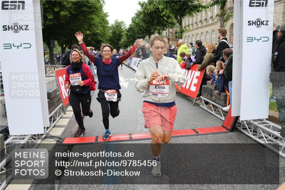 14.06.2026 - REWE Women's Run Strokosch-Dieckow http://msf.ph/oto/9785456 14.06.2026 10:03:54 Ziel 10011, 10013, 10017, 10268, 10375, 10441, 10528, 10529, 10551, 10683, 10724, 10750, 10798, 10898, 10931, 11006, 11115, 11243, 11254, 11288, 11310, 11377, 11397, 11402, 11442, 11531 meine-sportfotos.de