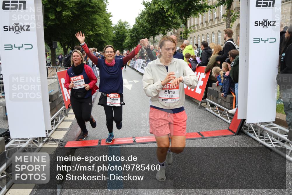 14.06.2026 - REWE Women's Run Strokosch-Dieckow http://msf.ph/oto/9785460 14.06.2026 10:03:54 Ziel 10011, 10013, 10017, 10268, 10375, 10441, 10528, 10529, 10551, 10683, 10724, 10750, 10798, 10898, 10931, 11006, 11115, 11243, 11254, 11288, 11310, 11377, 11397, 11402, 11442, 11531 meine-sportfotos.de
