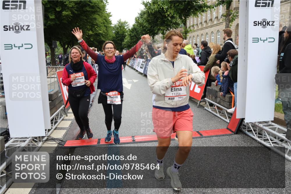14.06.2026 - REWE Women's Run Strokosch-Dieckow http://msf.ph/oto/9785464 14.06.2026 10:03:54 Ziel 10011, 10013, 10017, 10268, 10375, 10441, 10528, 10529, 10551, 10683, 10724, 10750, 10798, 10898, 10931, 11006, 11115, 11243, 11254, 11288, 11310, 11377, 11397, 11402, 11442, 11531 meine-sportfotos.de