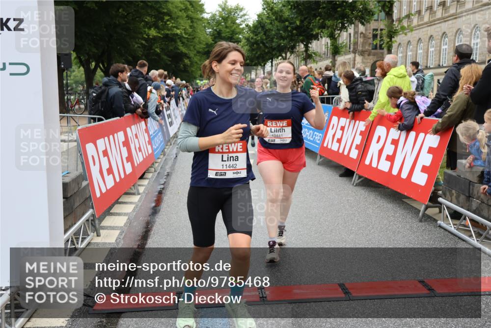 14.06.2026 - REWE Women's Run Strokosch-Dieckow http://msf.ph/oto/9785468 14.06.2026 10:03:56 Ziel 10011, 10013, 10017, 10375, 10441, 10551, 10683, 10724, 10798, 10898, 10931, 11006, 11115, 11254, 11288, 11310, 11377, 11402, 11442 meine-sportfotos.de