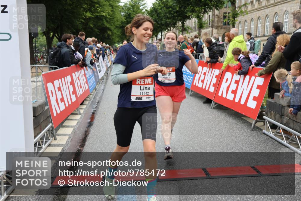 14.06.2026 - REWE Women's Run Strokosch-Dieckow http://msf.ph/oto/9785472 14.06.2026 10:03:56 Ziel 10011, 10013, 10017, 10375, 10441, 10551, 10683, 10724, 10798, 10898, 10931, 11006, 11115, 11254, 11288, 11310, 11377, 11402, 11442 meine-sportfotos.de