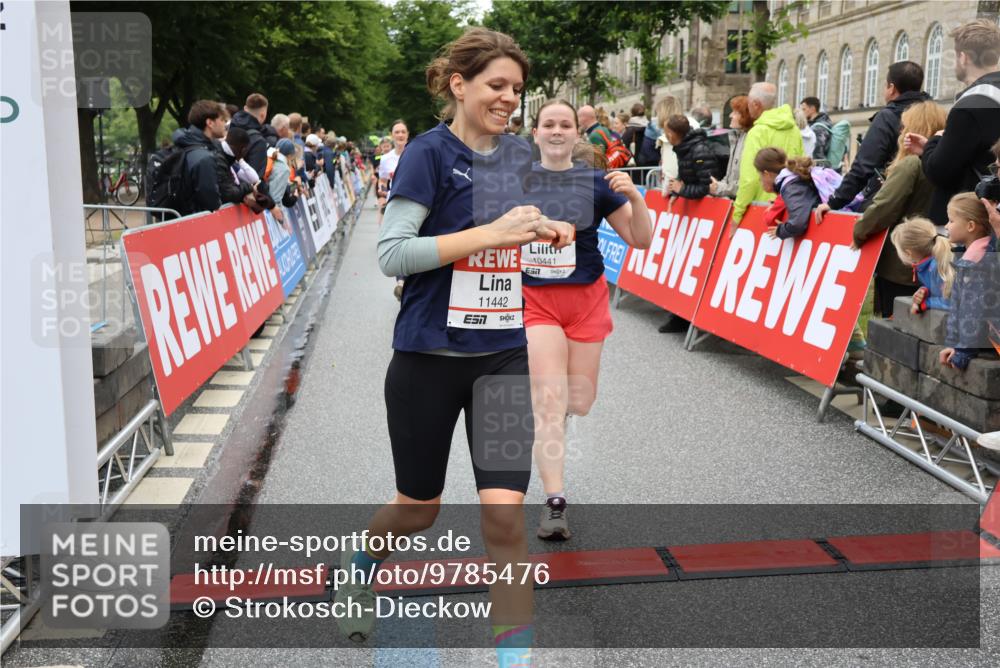 14.06.2026 - REWE Women's Run Strokosch-Dieckow http://msf.ph/oto/9785476 14.06.2026 10:03:56 Ziel 10011, 10013, 10017, 10375, 10441, 10551, 10683, 10724, 10798, 10898, 10931, 11006, 11115, 11254, 11288, 11310, 11377, 11402, 11442 meine-sportfotos.de