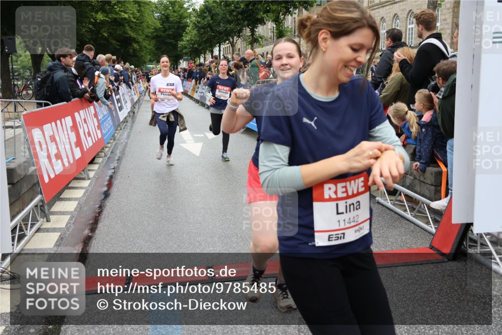 14.06.2026 - REWE Women's Run Strokosch-Dieckow http://msf.ph/oto/9785485 14.06.2026 10:03:57 Ziel 10011, 10013, 10017, 10441, 10551, 10683, 10798, 10931, 10996, 11006, 11115, 11254, 11310, 11402, 11442 meine-sportfotos.de
