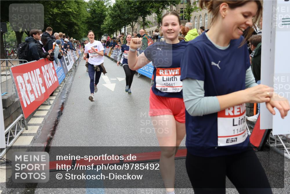 14.06.2026 - REWE Women's Run Strokosch-Dieckow http://msf.ph/oto/9785492 14.06.2026 10:03:57 Ziel 10011, 10013, 10017, 10441, 10551, 10683, 10798, 10931, 10996, 11006, 11115, 11254, 11310, 11402, 11442 meine-sportfotos.de