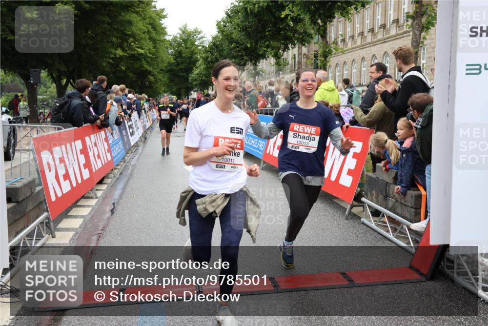 14.06.2026 - REWE Women's Run Strokosch-Dieckow http://msf.ph/oto/9785501 14.06.2026 10:03:58 Ziel 10011, 10013, 10017, 10441, 10551, 10798, 10931, 10996, 11006, 11115, 11254, 11310, 11402, 11442 meine-sportfotos.de