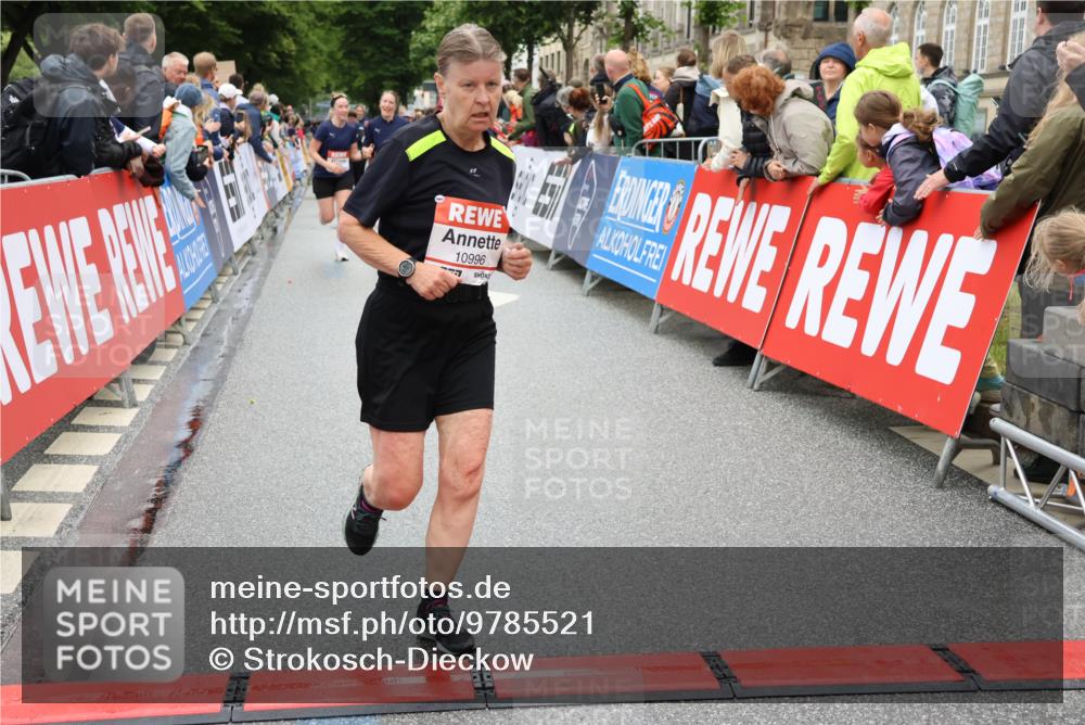 14.06.2026 - REWE Women's Run Strokosch-Dieckow http://msf.ph/oto/9785521 14.06.2026 10:04:01 Ziel 10011, 10013, 10368, 10441, 10603, 10798, 10996, 11006, 11080, 11254, 11402, 11442 meine-sportfotos.de