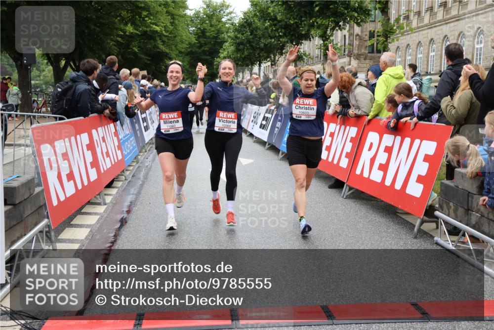 14.06.2026 - REWE Women's Run Strokosch-Dieckow http://msf.ph/oto/9785555 14.06.2026 10:04:05 Ziel 10011, 10013, 10301, 10368, 10415, 10603, 10900, 10996, 11080 meine-sportfotos.de