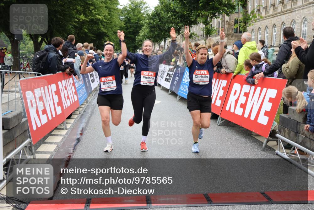 14.06.2026 - REWE Women's Run Strokosch-Dieckow http://msf.ph/oto/9785565 14.06.2026 10:04:05 Ziel 10011, 10013, 10301, 10368, 10415, 10603, 10900, 10996, 11080 meine-sportfotos.de