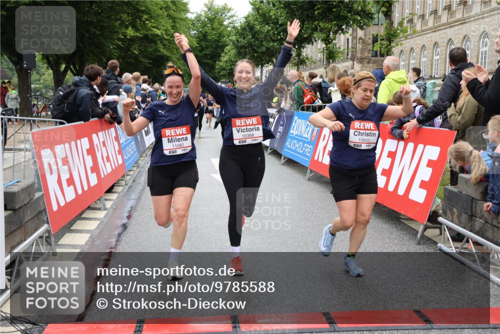 14.06.2026 - REWE Women's Run Strokosch-Dieckow http://msf.ph/oto/9785588 14.06.2026 10:04:05 Ziel 10011, 10013, 10301, 10368, 10415, 10603, 10900, 10996, 11080 meine-sportfotos.de