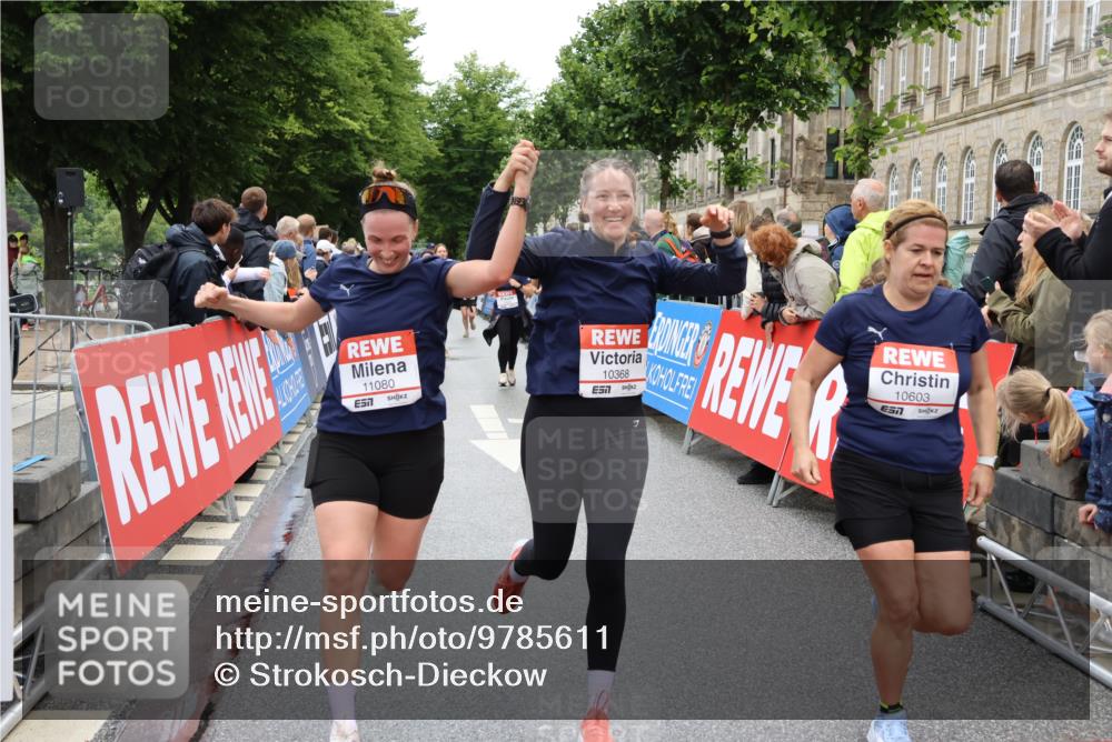 14.06.2026 - REWE Women's Run Strokosch-Dieckow http://msf.ph/oto/9785611 14.06.2026 10:04:05 Ziel 10011, 10013, 10301, 10368, 10415, 10603, 10900, 10996, 11080 meine-sportfotos.de